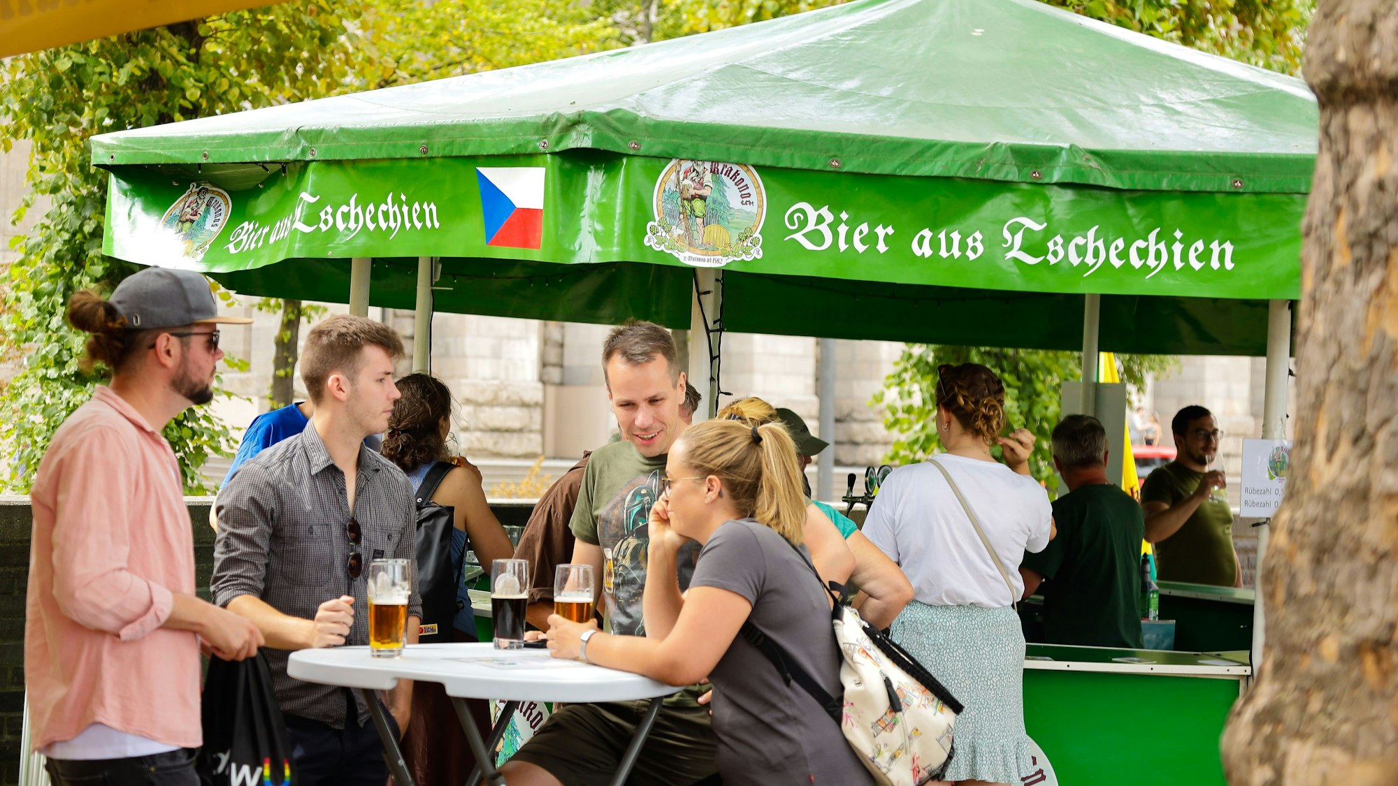 Bierbörse auf dem Rheinboulevard.