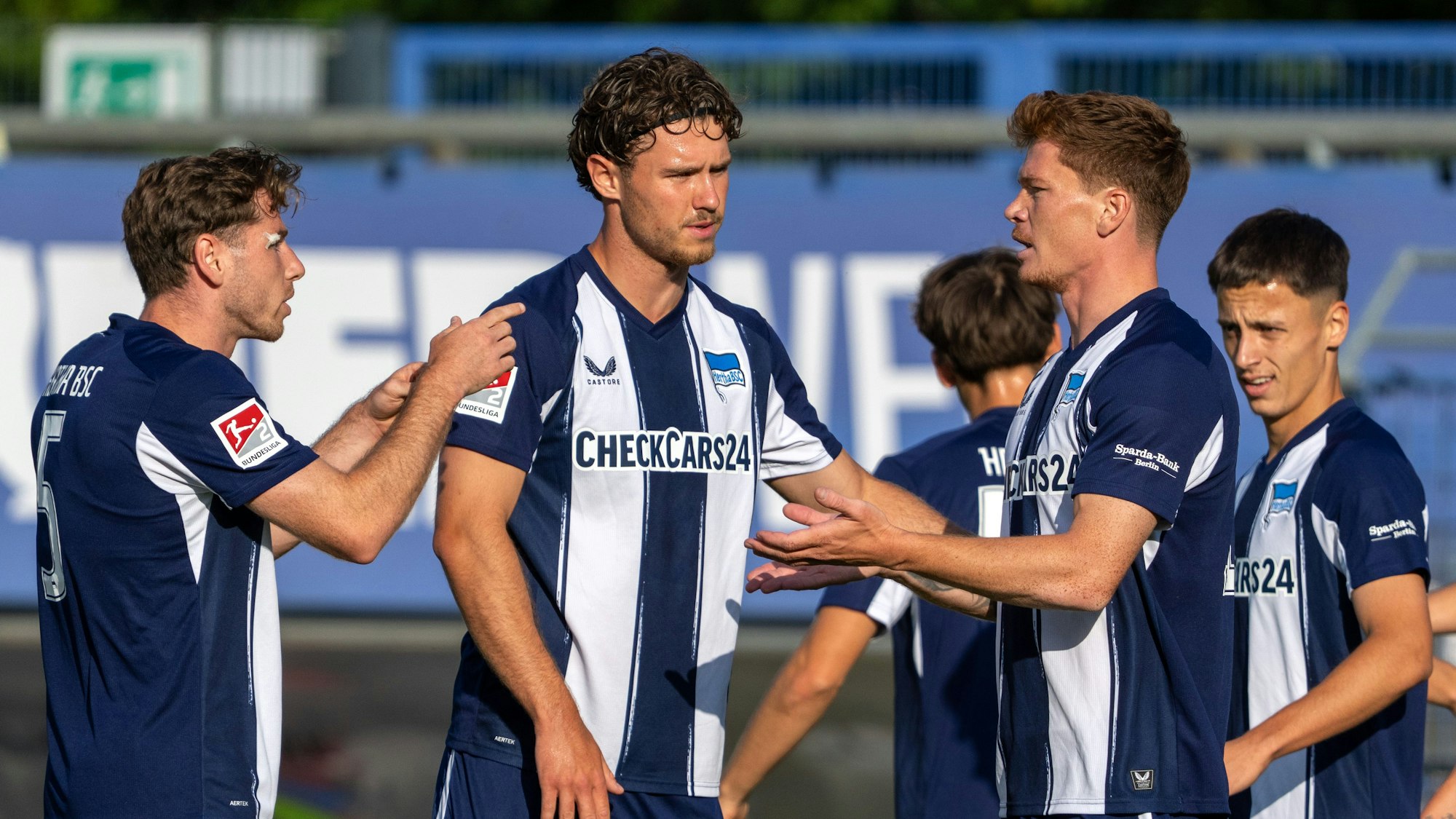 Die DFL fordert: Hertha muss Heimtrikots nachveredeln.