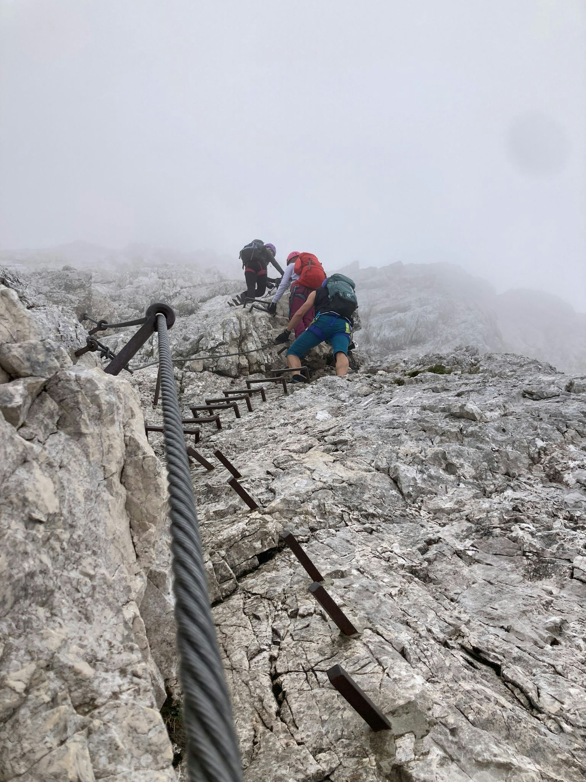 Am Klettersteig gehören festes Schuhwerk, Helm, Gurt und Klettersteigset zur Ausrüstung.