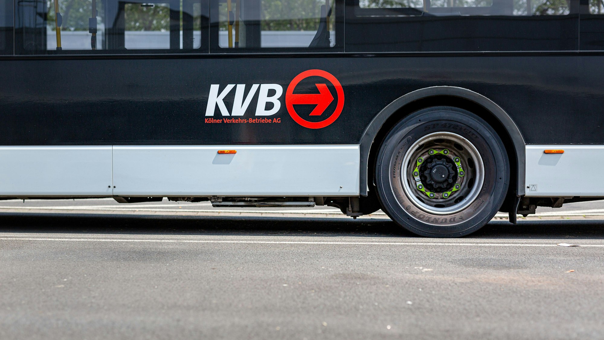 Das Logo der Kölner Verkehrs-Betriebe ist auf einem Bus zu sehen.