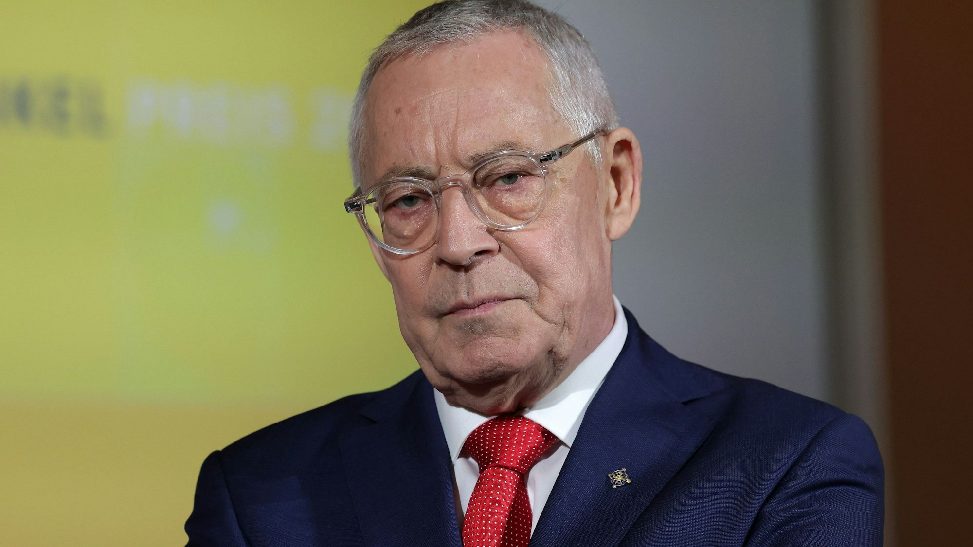 Karl Schlögel steht auf einer Bühne.