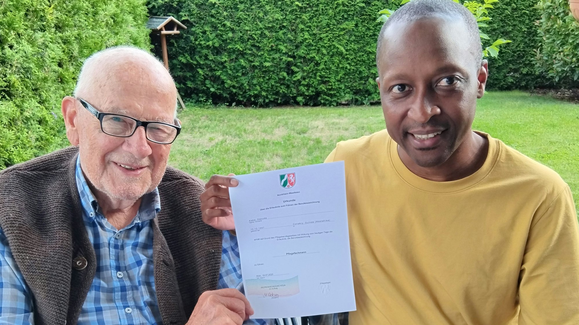 Daouda Kaba hat seine zweite Ausbildung abgeschlossen und ist nun Pflegefachmann an der Uniklinik, Dr. Joseph Lütke Entrup aus Neunkirchen-Seelscheid begleitet ihn seit elf Jahren.