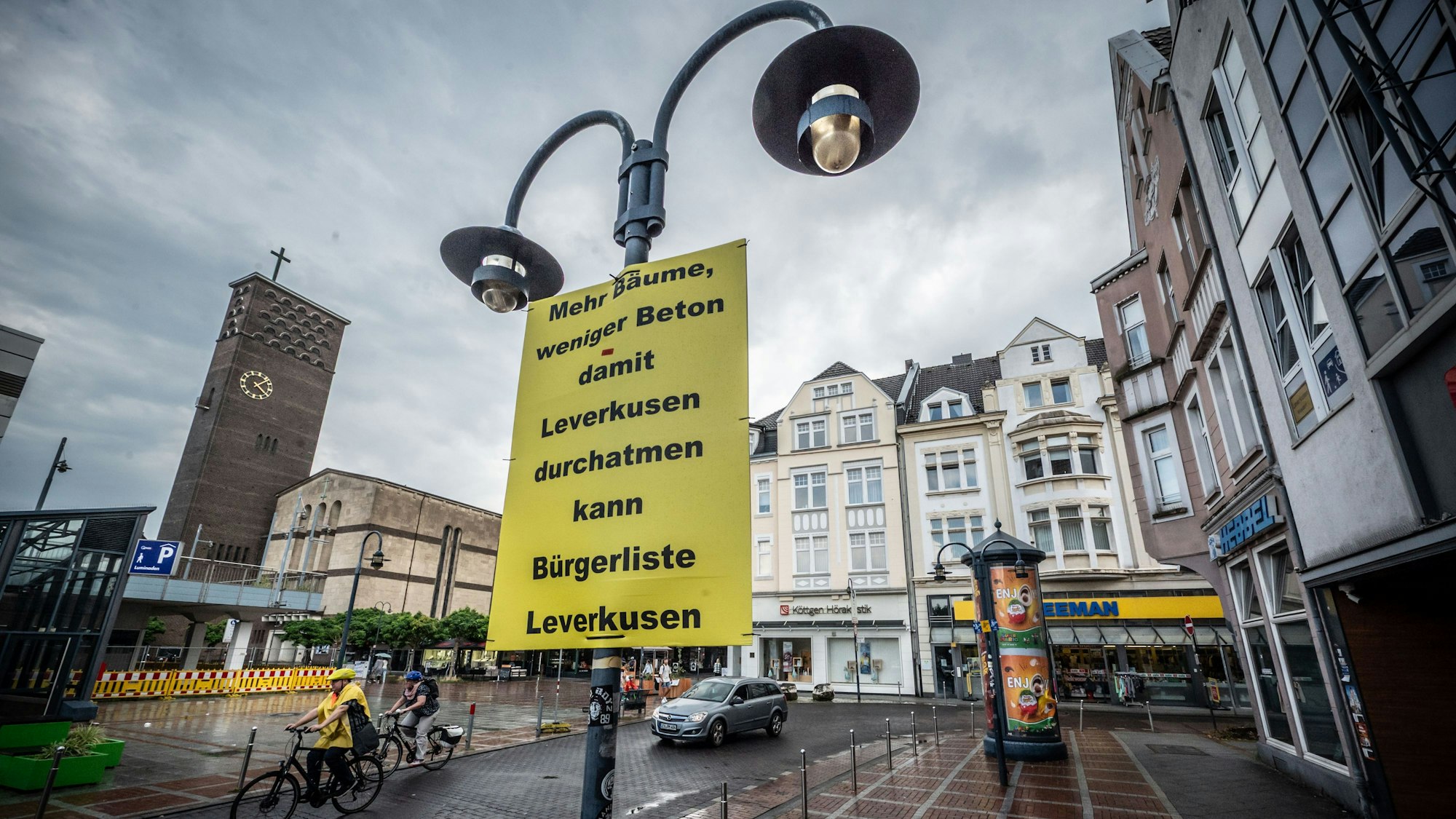 Die Bürgerliste hat sich schon gute Standorte gesichert, wie hier vor einem Suerpmarkt in Wiesdorf.