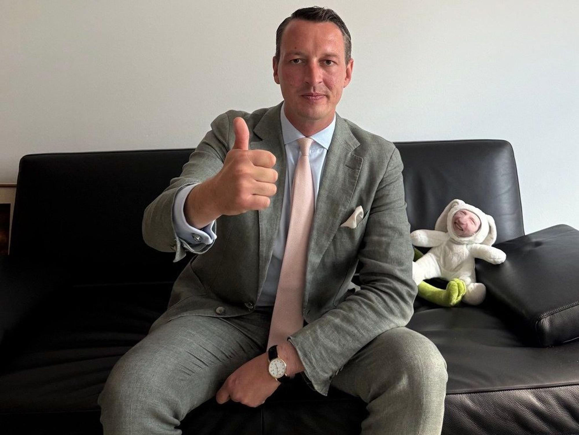 Ein Foto, das Matthias Helferich bei auf der Plattform X wenige Tage nach seinem Ausschluss postete, zeigt ein Stofftier, auf dem ein Foto von Martin Vincentz klebt.