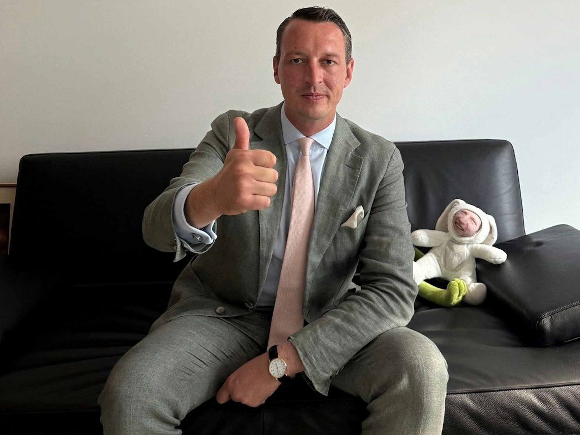 Ein Foto, das Matthias Helferich bei auf der Plattform X wenige Tage nach seinem Ausschluss postete, zeigt ein Stofftier, auf dem ein Foto von Martin Vincentz klebt.
