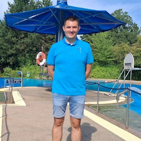 Ein Schwimmeister vor einem becken