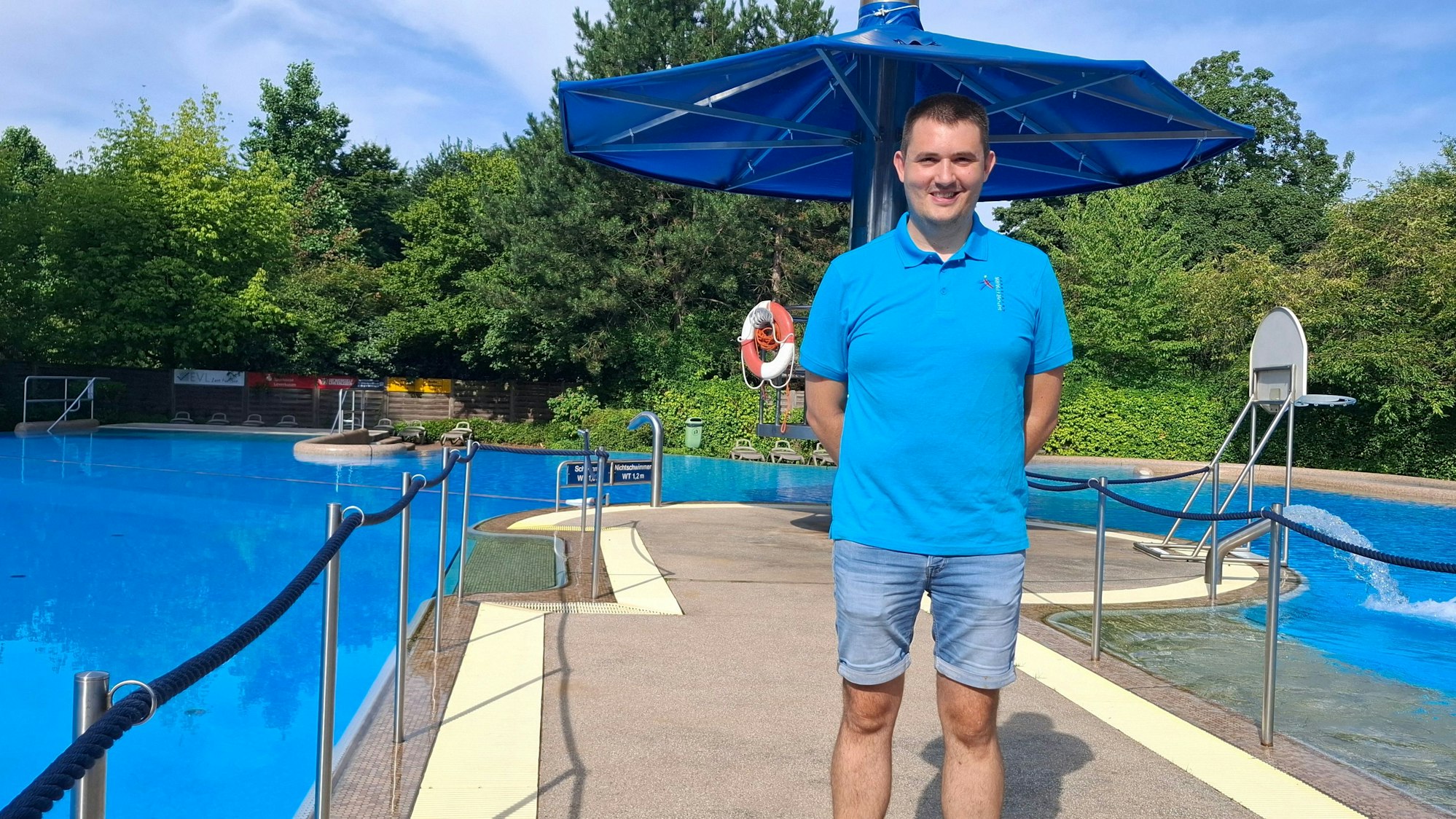 Ein Schwimmeister vor einem becken