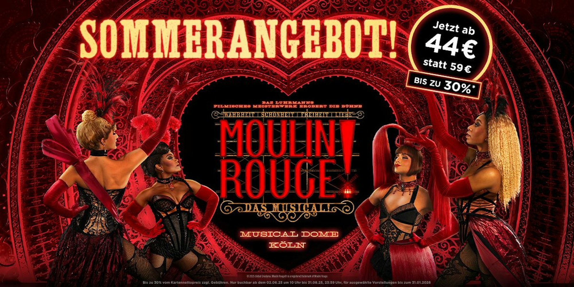 Vier Tänzerinnen in Moulin-Rouge-Kostümen posieren vor einem leuchtenden Herzrahmen – im Zentrum das Logo des Musicals, umgeben von roten Vorhängen und auffälligem Schriftzug „SOMMERANGEBOT!“. Ein Preislabel weist auf Tickets ab 44 € und bis zu 30 % Rabatt hin.