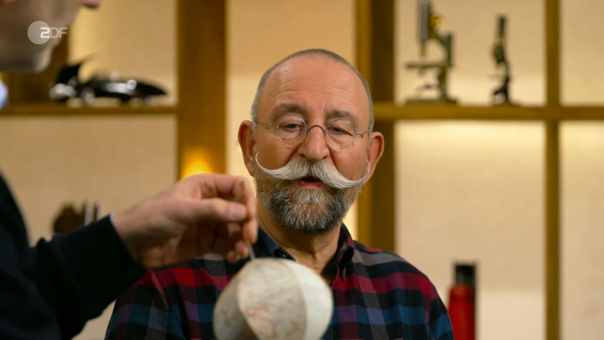 „Oh Gott, der ist aber süß“, entfuhr es „Bares für Rares“-Moderator Horst Lichter, als er das zierliche Papier-Objekt erblickte. (Bild: ZDF)
