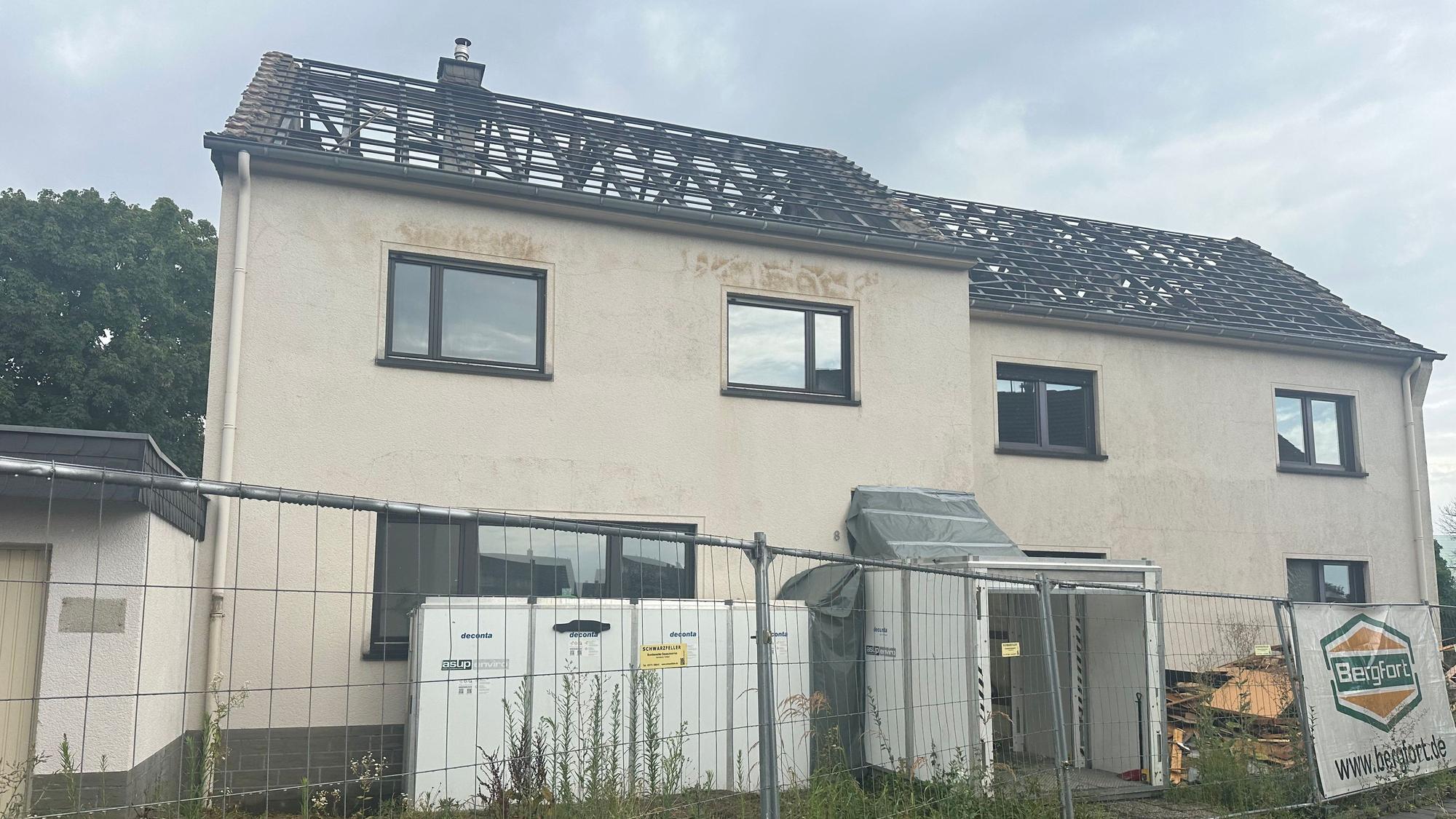 Das Dach ist schon abgedeckt. Dieses leere Wohnhaus an der Straße Im Winkel wird in nächster Zeit niedergelegt.
