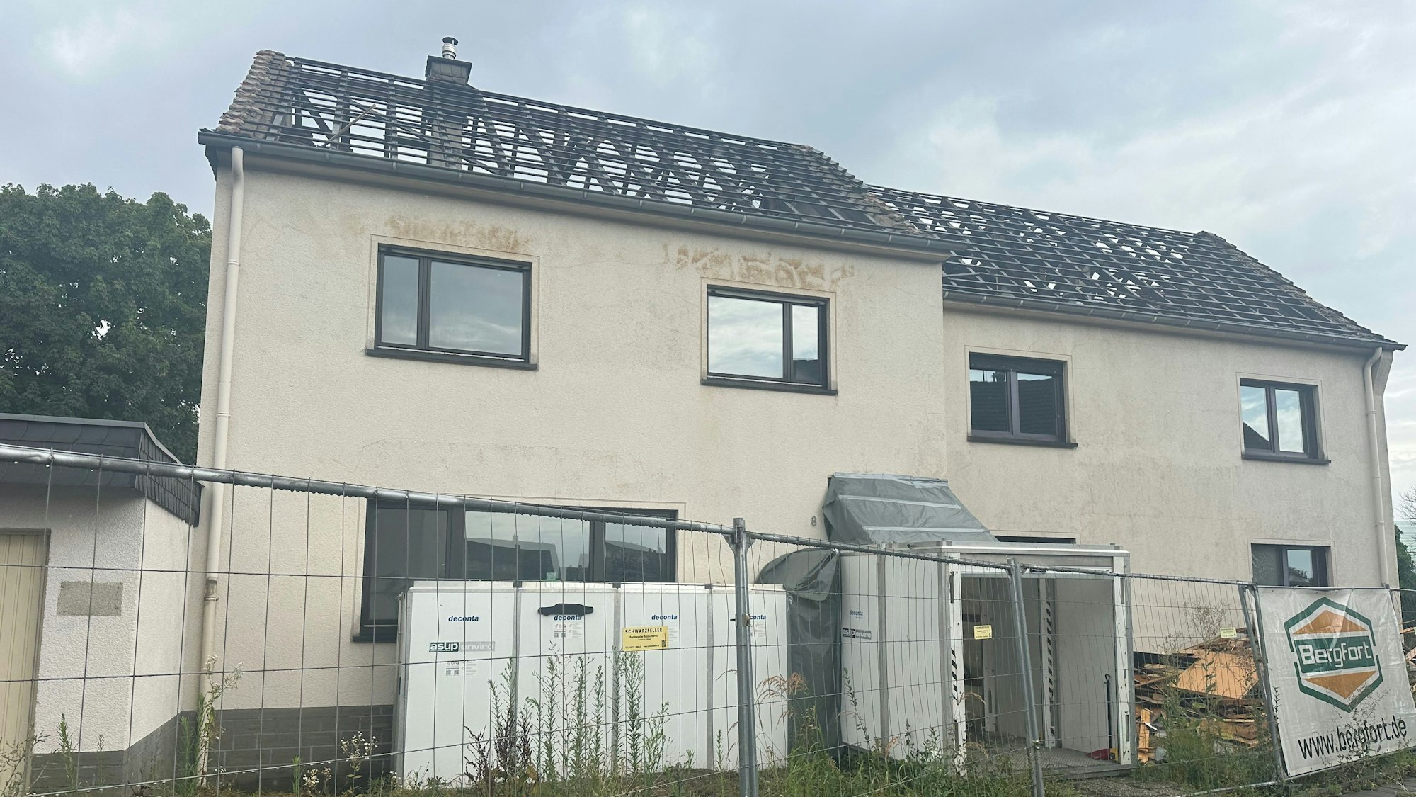 Das Dach ist schon abgedeckt. Dieses leere Wohnhaus an der Straße Im Winkel wird in nächster Zeit niedergelegt.