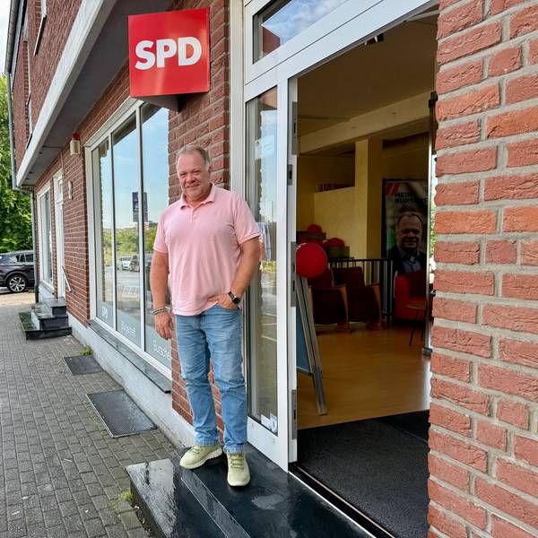 SPD-Bürgermeisterkandidat Ralph Liebig vor dem Parteibüro