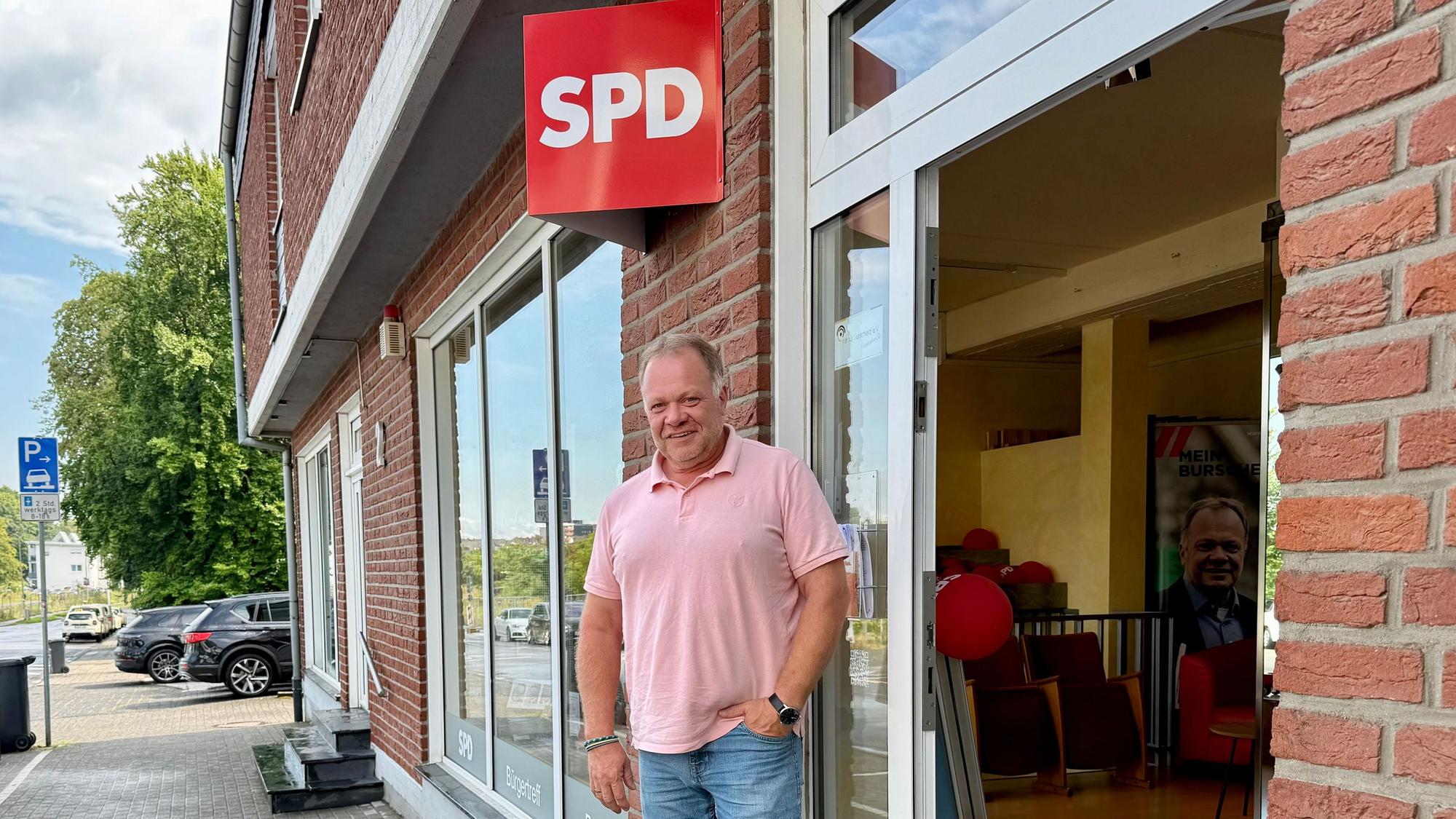 SPD-Bürgermeisterkandidat Ralph Liebig vor dem Parteibüro