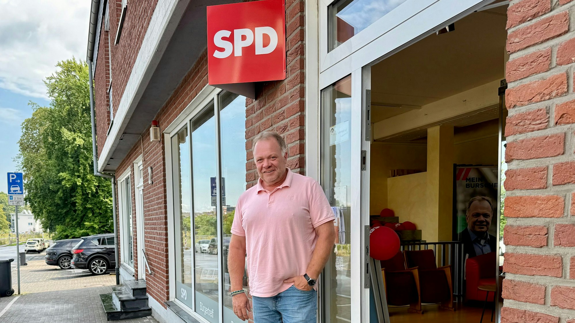 SPD-Bürgermeisterkandidat Ralph Liebig vor dem Parteibüro