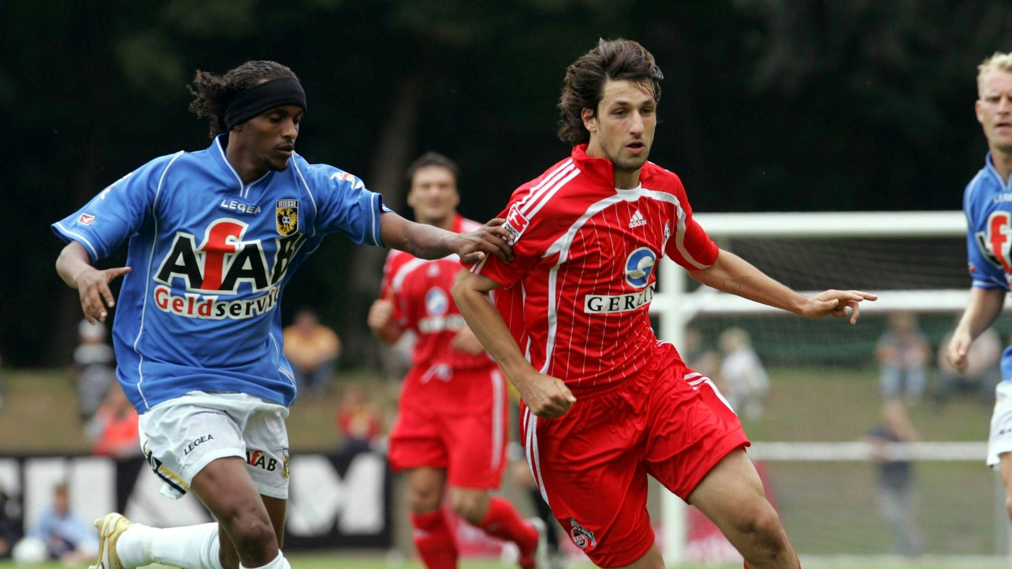 Thomas Broich (Köln, re.) im Duell gegen Youssouf Hersi (Arnheim).