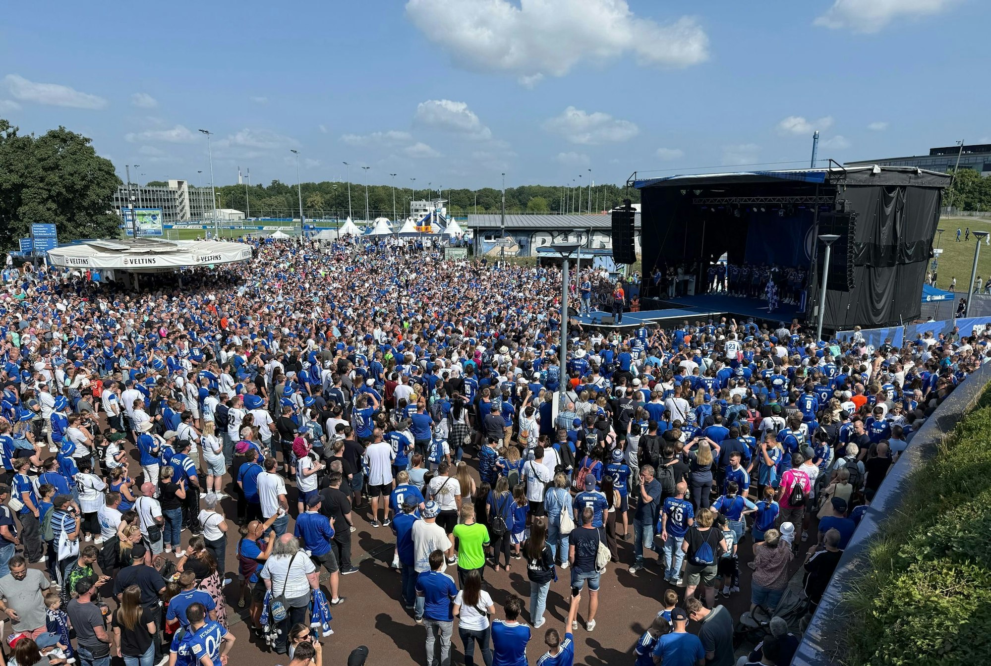 Über 80.000 Fans kamen zur Saisoneröffnung Schalkes