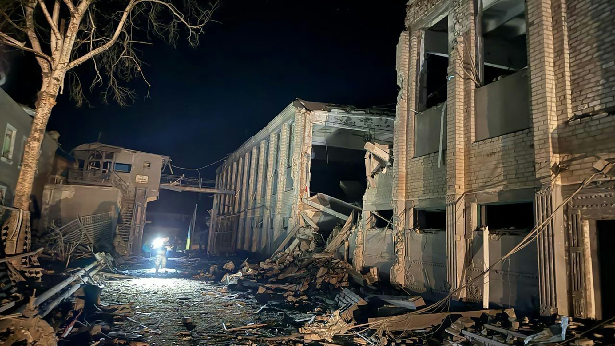 Ein Bild des ukrainischen Rettungsdienstes zeigt Trümmer auf dem Geländer einer von russischen Luftangriffen getroffenen Haftanstalt in Saporischschja. Mehrere Häftlinge starben bei der Attacke.