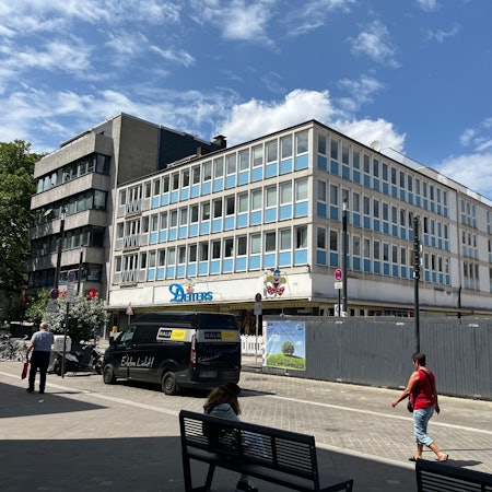 Blick auf die Deiters-Filiale nahe des Heumarkts. Im Hintergrund die Domspitzen.