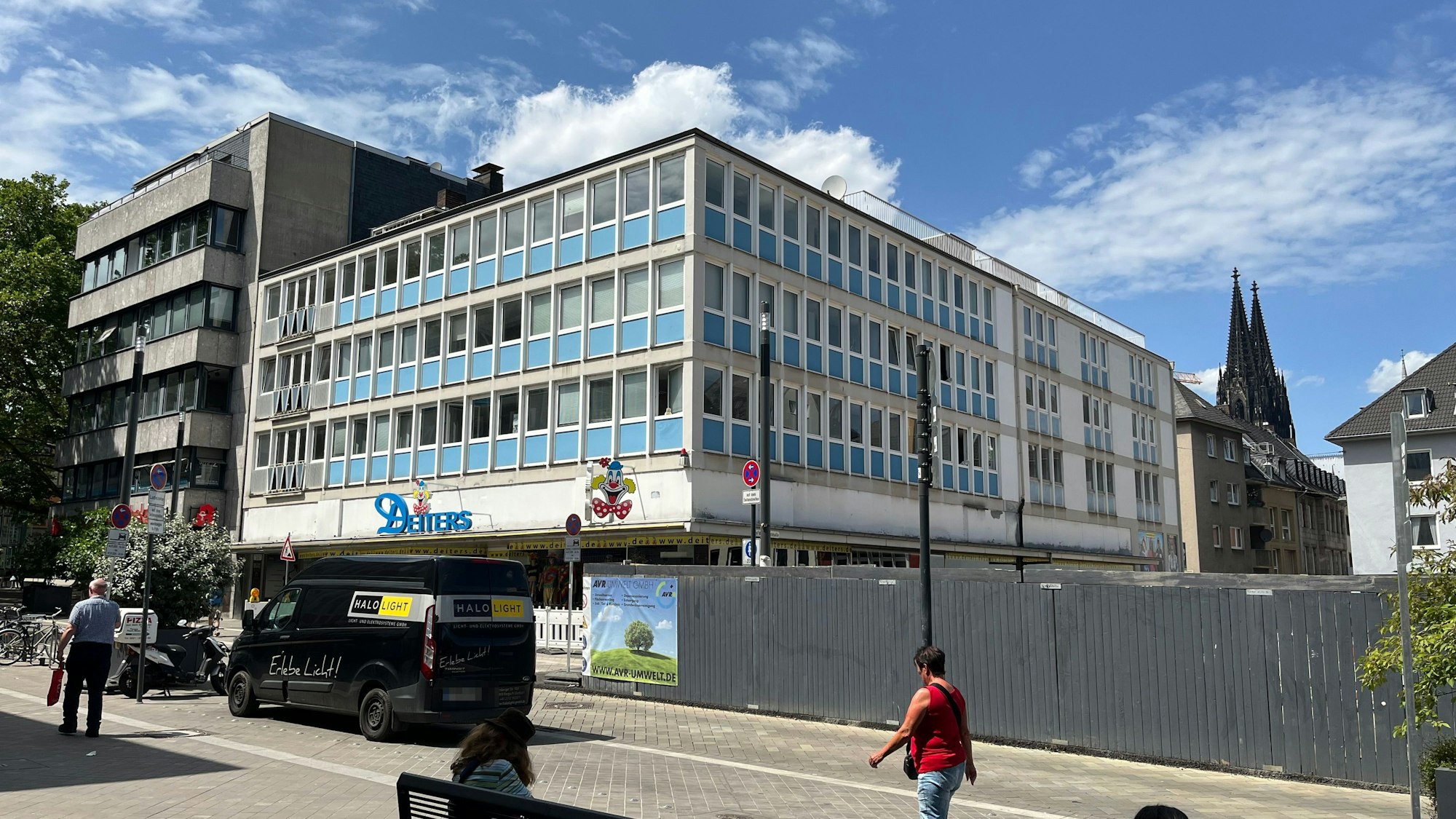 Blick auf die Deiters-Filiale nahe des Heumarkts. Im Hintergrund die Domspitzen.