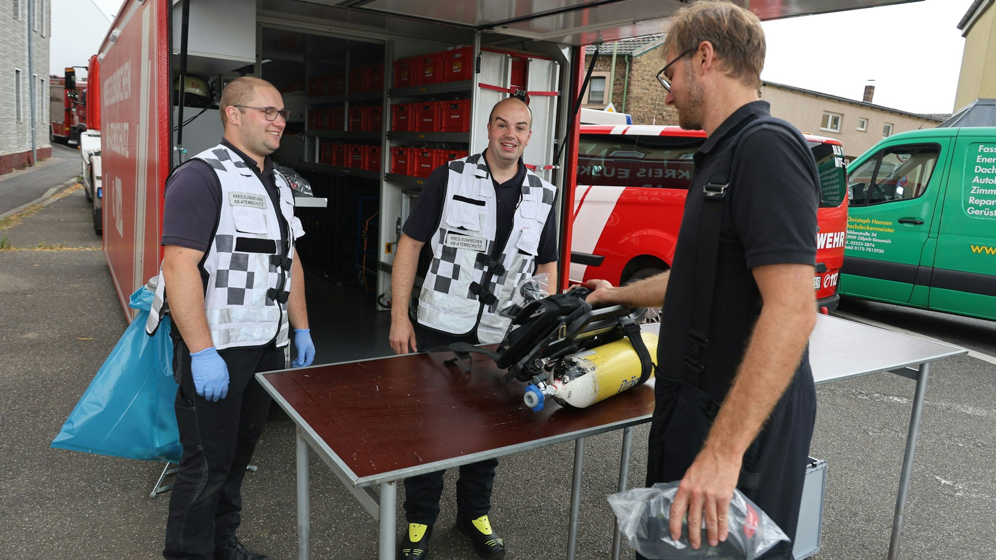 Ein Feuerwehrmann holt sich einen frischen Pressluftatmer.