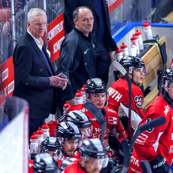 24.03.2025, Eishockey, DEL Play-offs, Kölner Haie - Fischtown Pinguins Bremerhaven, Viertelfinale Spiel 4, Lanxess-Arena Köln: Trainer Kari Jalonen Cheftrainer Kölner Haie auf der Spielerbank Nordrhein-Westfalen Deutschland *** 24 03 2025, Ice field hockey, DEL Play offs, Kölner Haie Fischtown Pinguins Bremerhaven, quarter-final game 4, Lanxess Arena Cologne Coach Kari Jalonen Head coach Kölner Haie on the players bench North Rhine-Westphalia Germany