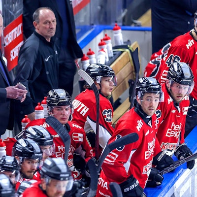24.03.2025, Eishockey, DEL Play-offs, Kölner Haie - Fischtown Pinguins Bremerhaven, Viertelfinale Spiel 4, Lanxess-Arena Köln: Trainer Kari Jalonen Cheftrainer Kölner Haie auf der Spielerbank Nordrhein-Westfalen Deutschland *** 24 03 2025, Ice field hockey, DEL Play offs, Kölner Haie Fischtown Pinguins Bremerhaven, quarter-final game 4, Lanxess Arena Cologne Coach Kari Jalonen Head coach Kölner Haie on the players bench North Rhine-Westphalia Germany