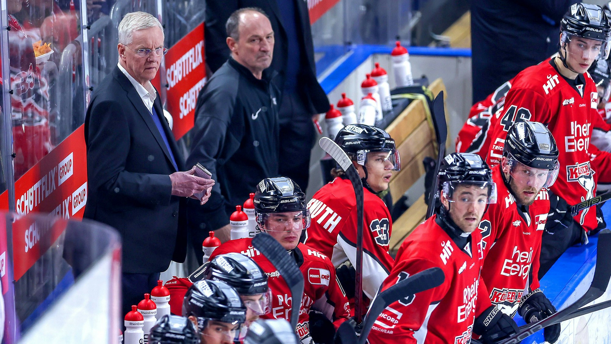 24.03.2025, Eishockey, DEL Play-offs, Kölner Haie - Fischtown Pinguins Bremerhaven, Viertelfinale Spiel 4, Lanxess-Arena Köln: Trainer Kari Jalonen Cheftrainer Kölner Haie auf der Spielerbank Nordrhein-Westfalen Deutschland *** 24 03 2025, Ice field hockey, DEL Play offs, Kölner Haie Fischtown Pinguins Bremerhaven, quarter-final game 4, Lanxess Arena Cologne Coach Kari Jalonen Head coach Kölner Haie on the players bench North Rhine-Westphalia Germany