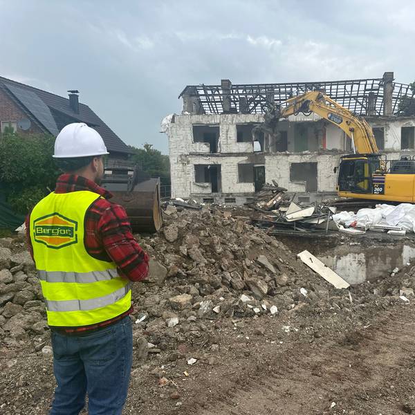 Weil die Autobahn 59 verbreitert wird, werden Häuser in Sankt Augustin-Meindorf niedergelegt. Dieses Mietshaus an der Johann-Quadt-Straße gehört dazu.