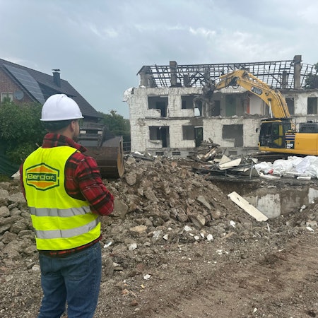 Weil die Autobahn 59 verbreitert wird, werden Häuser in Sankt Augustin-Meindorf niedergelegt. Dieses Mietshaus an der Johann-Quadt-Straße gehört dazu.