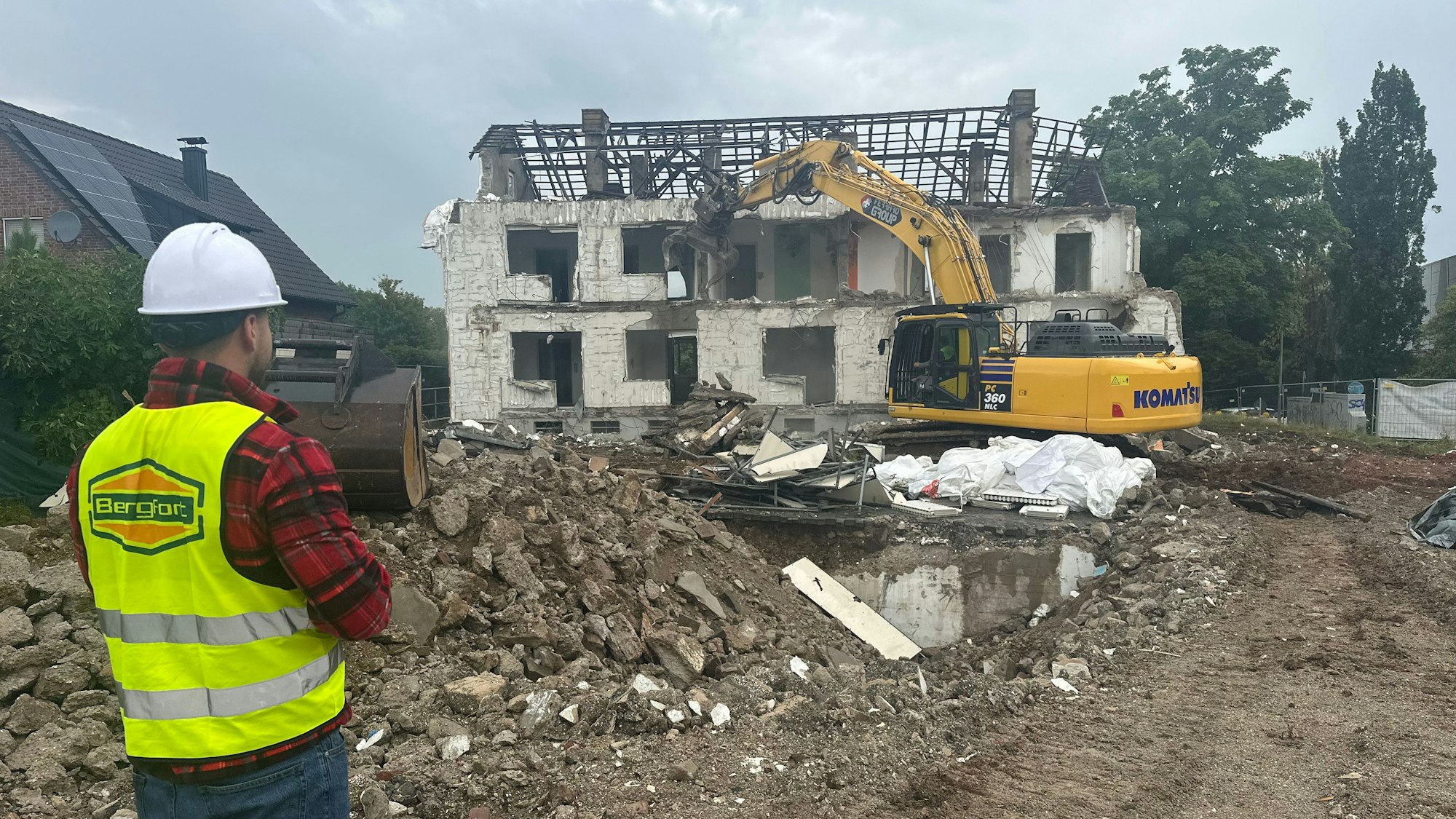 Weil die Autobahn 59 verbreitert wird, werden Häuser in Sankt Augustin-Meindorf niedergelegt. Dieses Mietshaus an der Johann-Quadt-Straße gehört dazu.