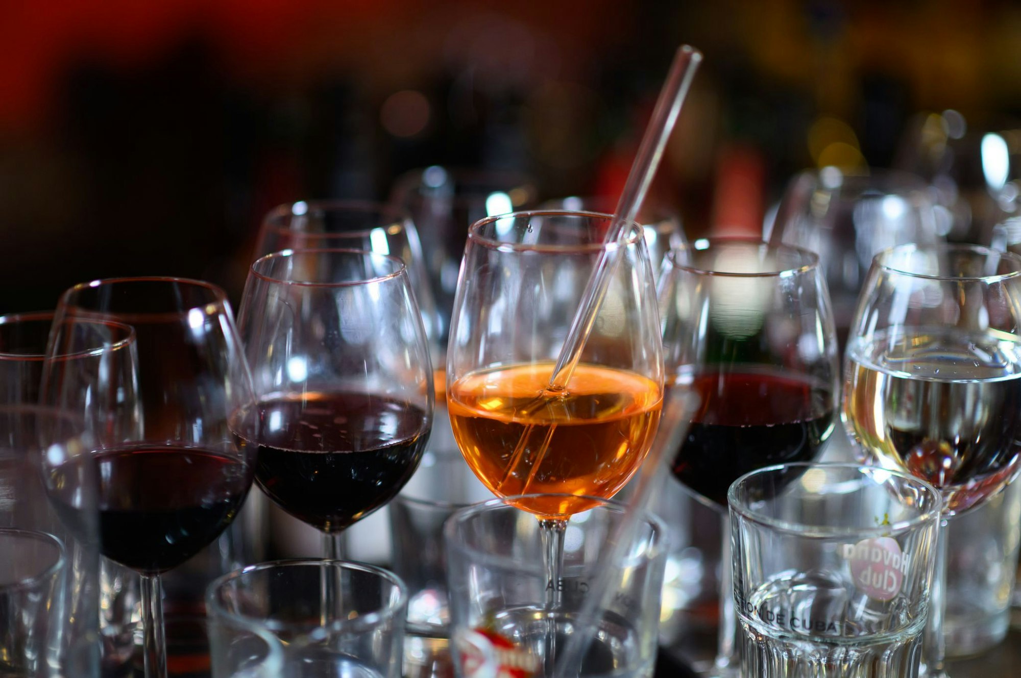 Alkoholkonsum kann zu Leberkrebs beitragen.
