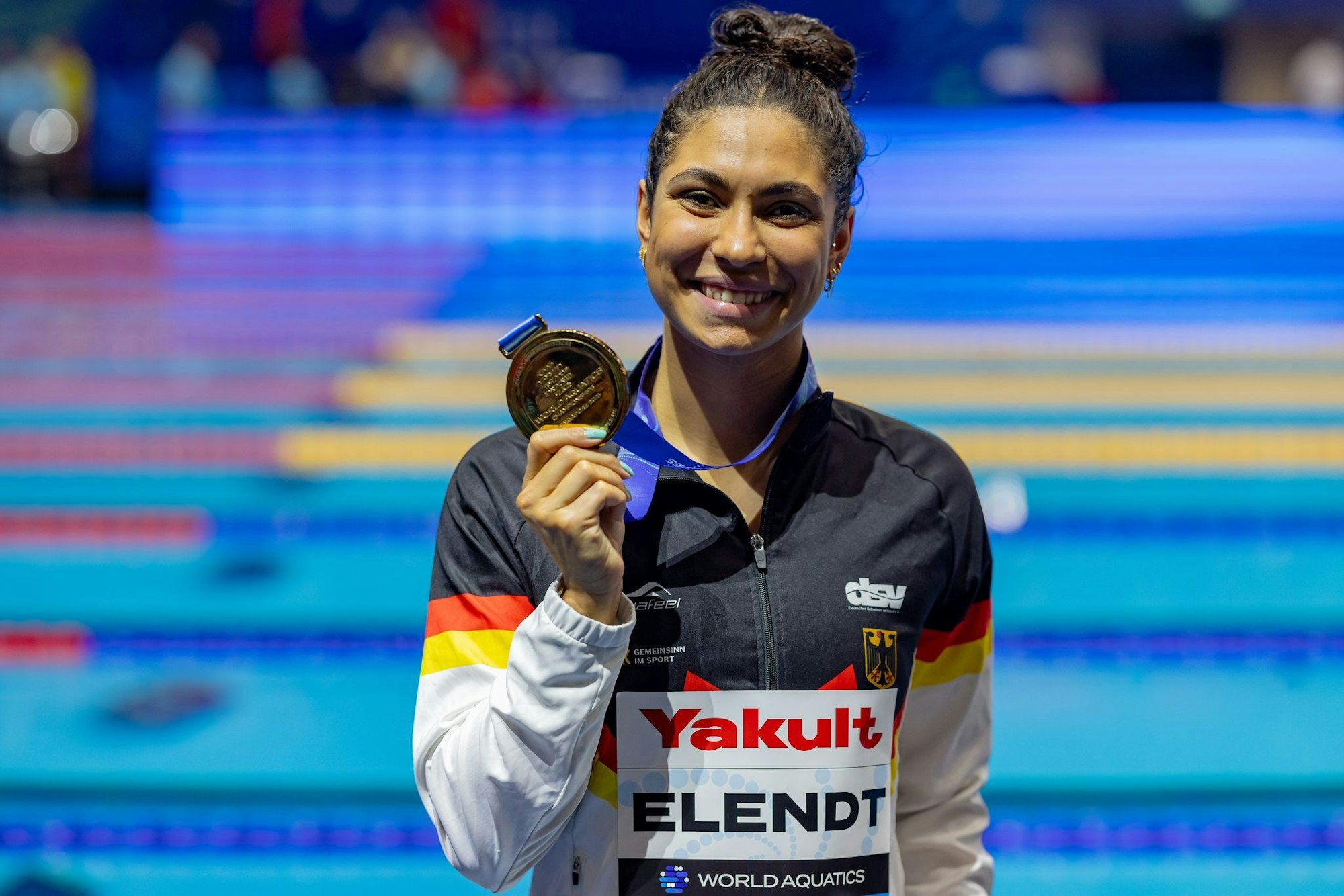 Da ist das Ding: Elendt präsentiert stolz die Goldmedaille.