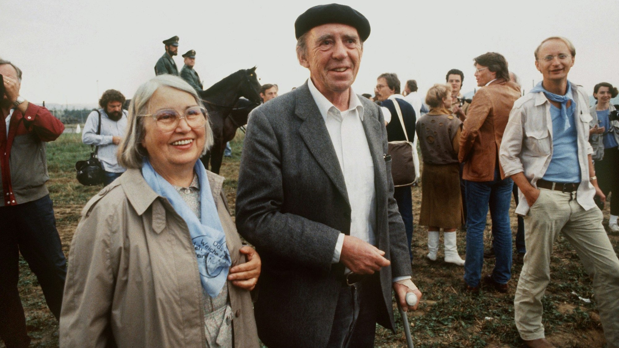 Einer der letzten gemeinsamen öffentlichen Auftritte: Annemarie und Heinrich Böll sind unter den Demonstranten, die das US-Militärdepot in Mutlangen am 1. September 1983 blockieren.