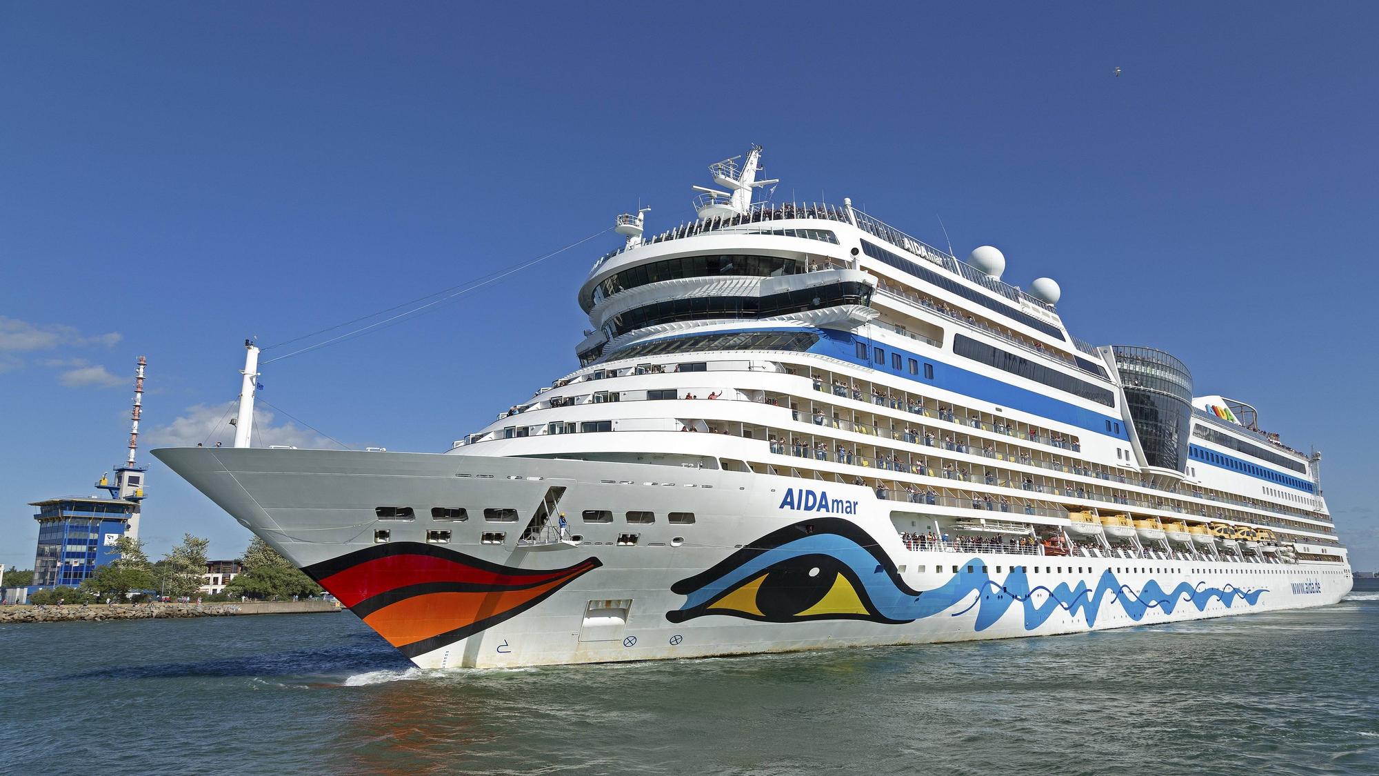 Das Kreuzfahrtschiff Aida Nova im Hafen.