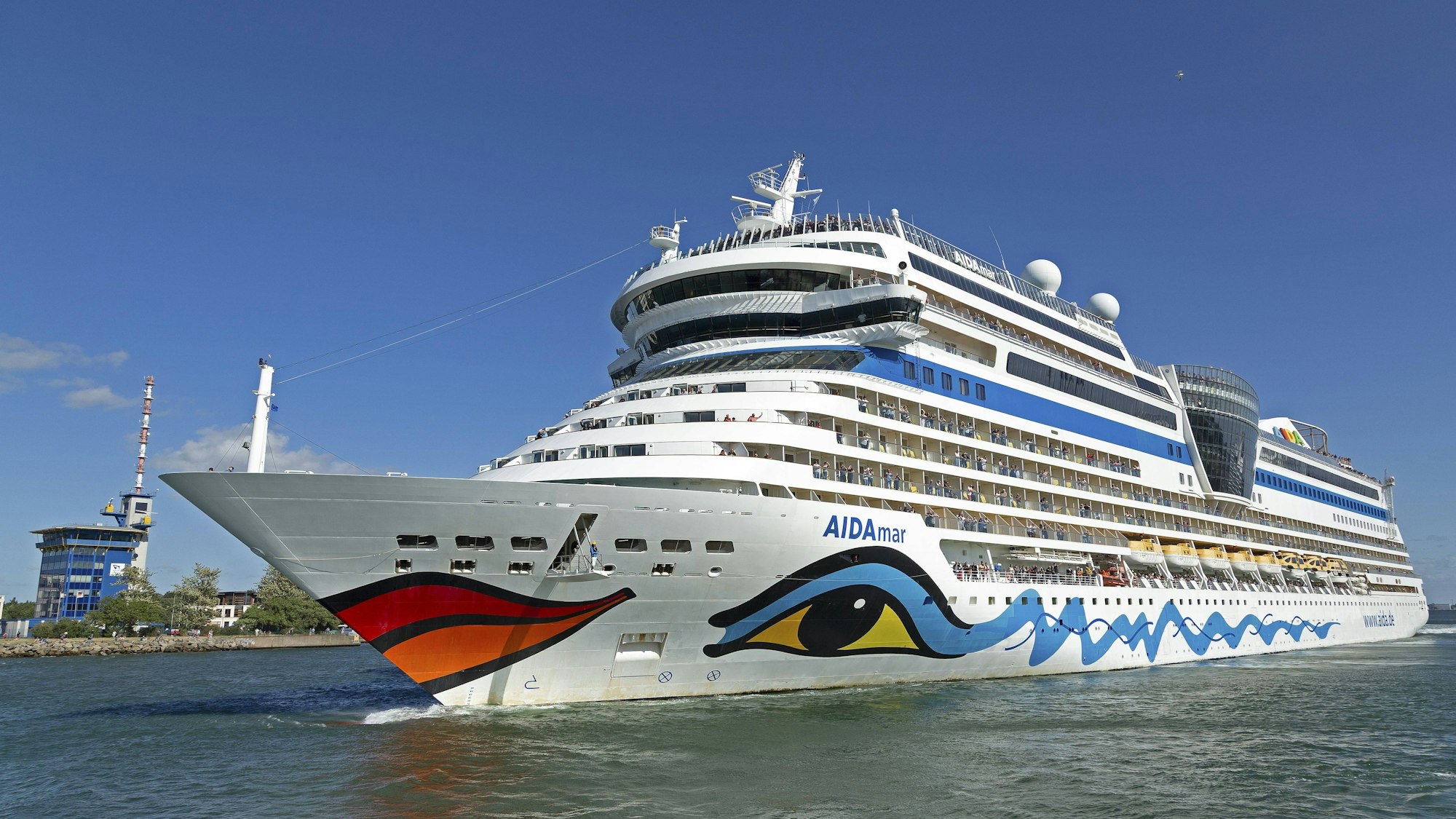 Das Kreuzfahrtschiff Aida Nova im Hafen.