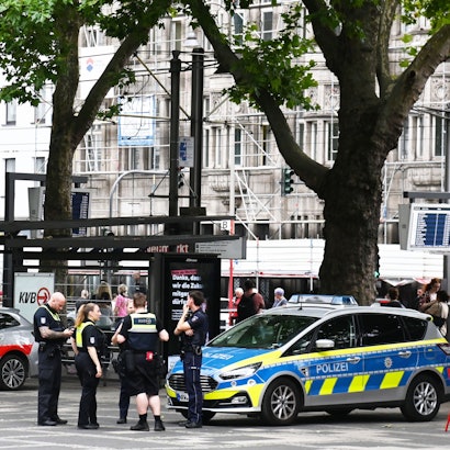 Kölner Ordnungsamt, Polizei und KVB zeigen auf dem Neumarkt Präsenz.