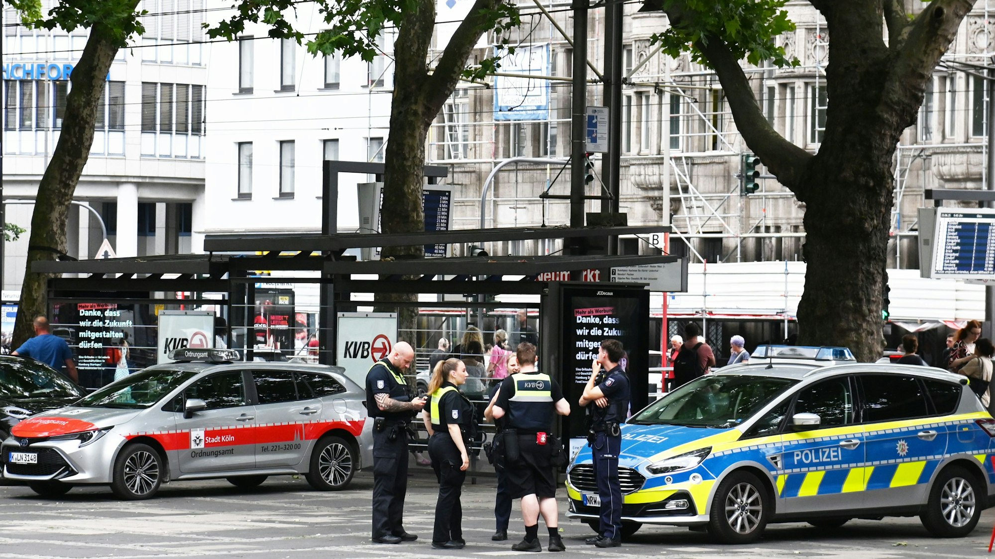 Kölner Ordnungsamt, Polizei und KVB zeigen auf dem Neumarkt Präsenz.