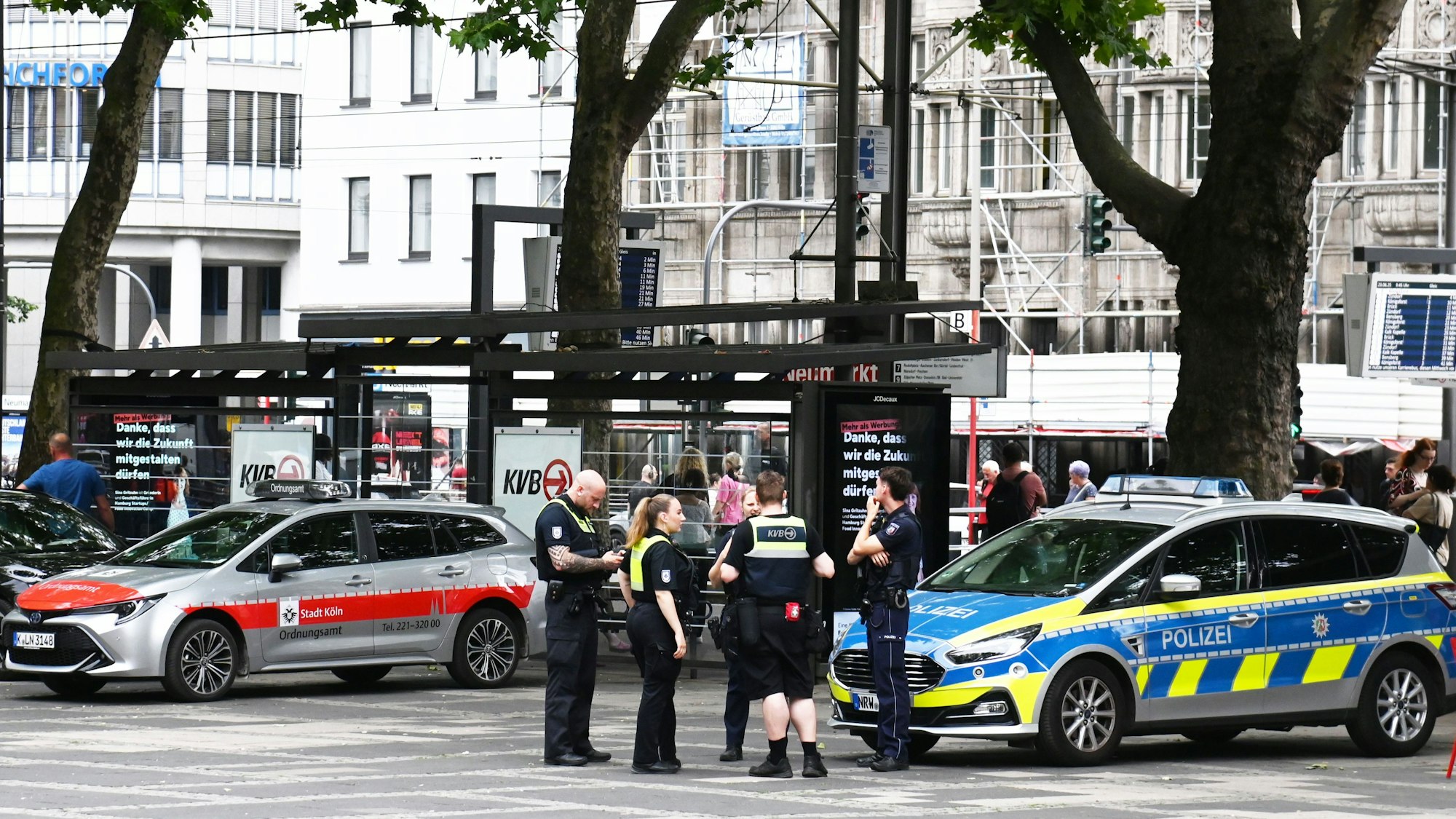Ordnungsamt und Polizei stehen auf dem Neumarkt. (Symbolbild)