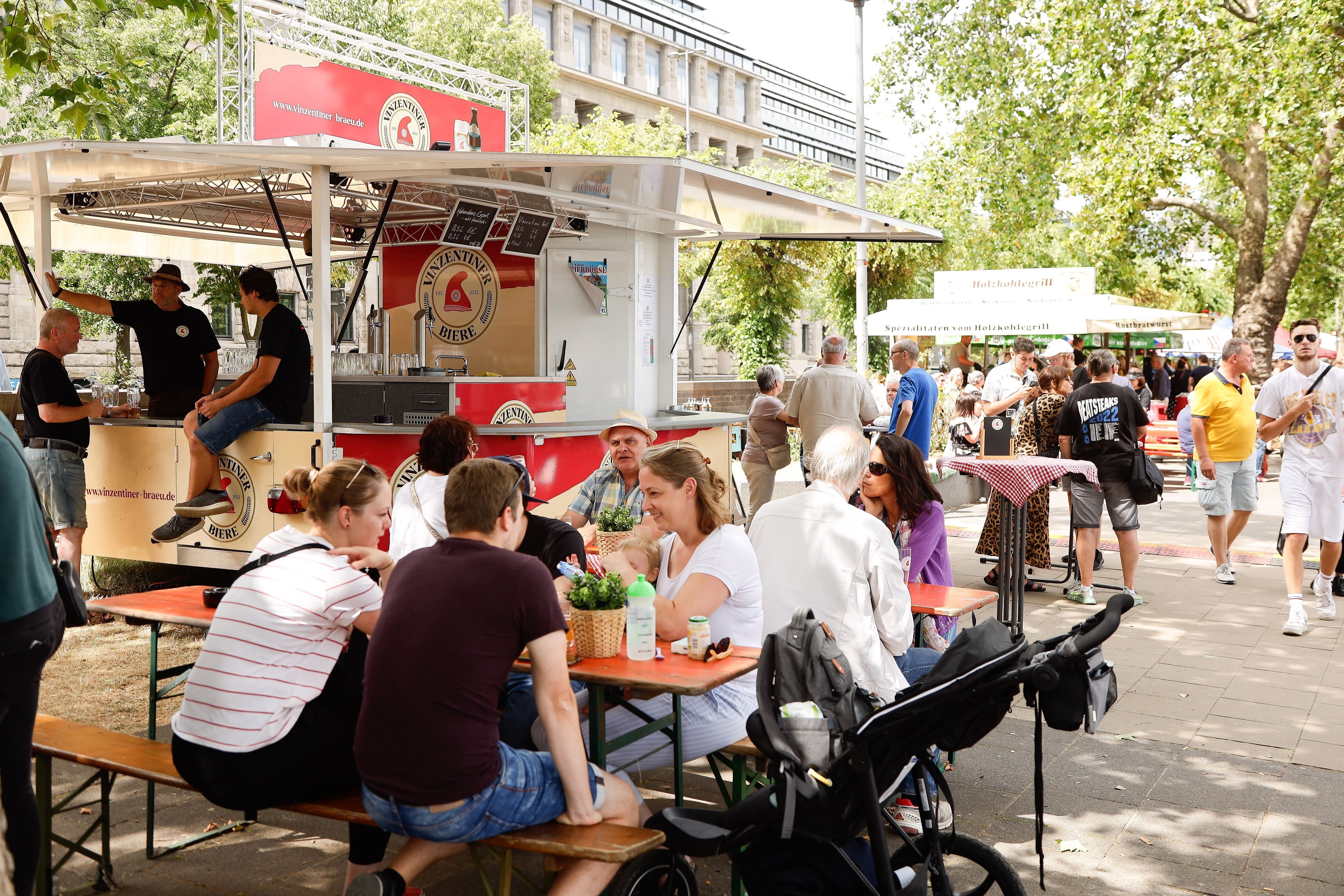 Bierbörse auf dem Rheinboulevard.