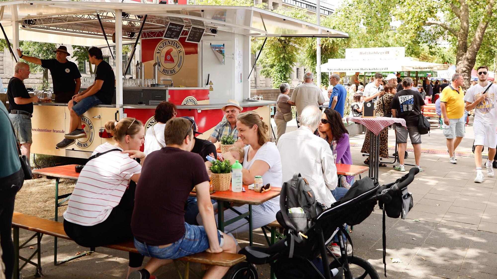 Bierbörse auf dem Rheinboulevard.