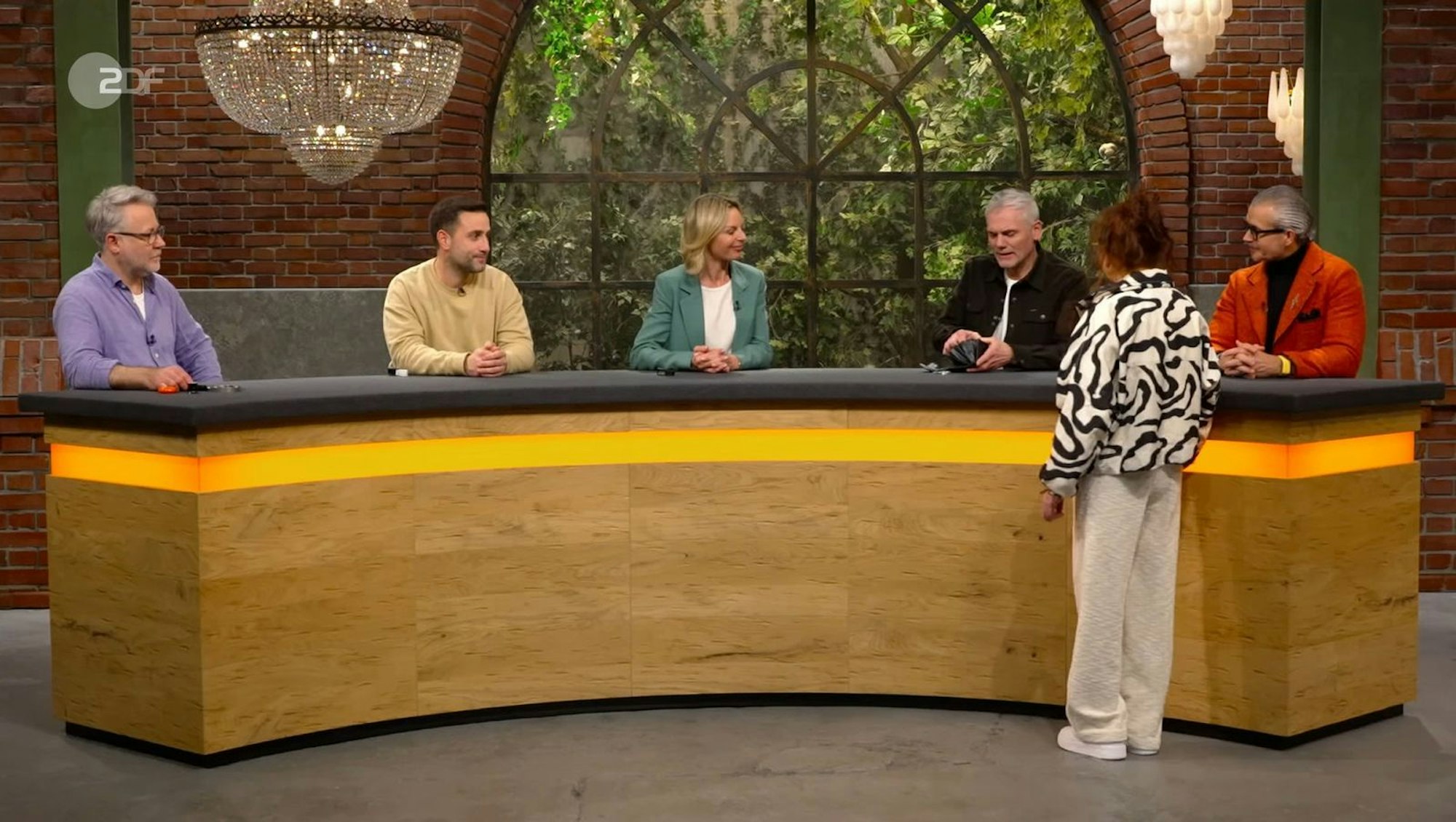 Bei der Nachfrage was sie einst dafür bezahlt hatten, drucksten die Freundinnen kurz herum. „10 Euro“, gab Carmen schließlich zu. (Bild: ZDF)