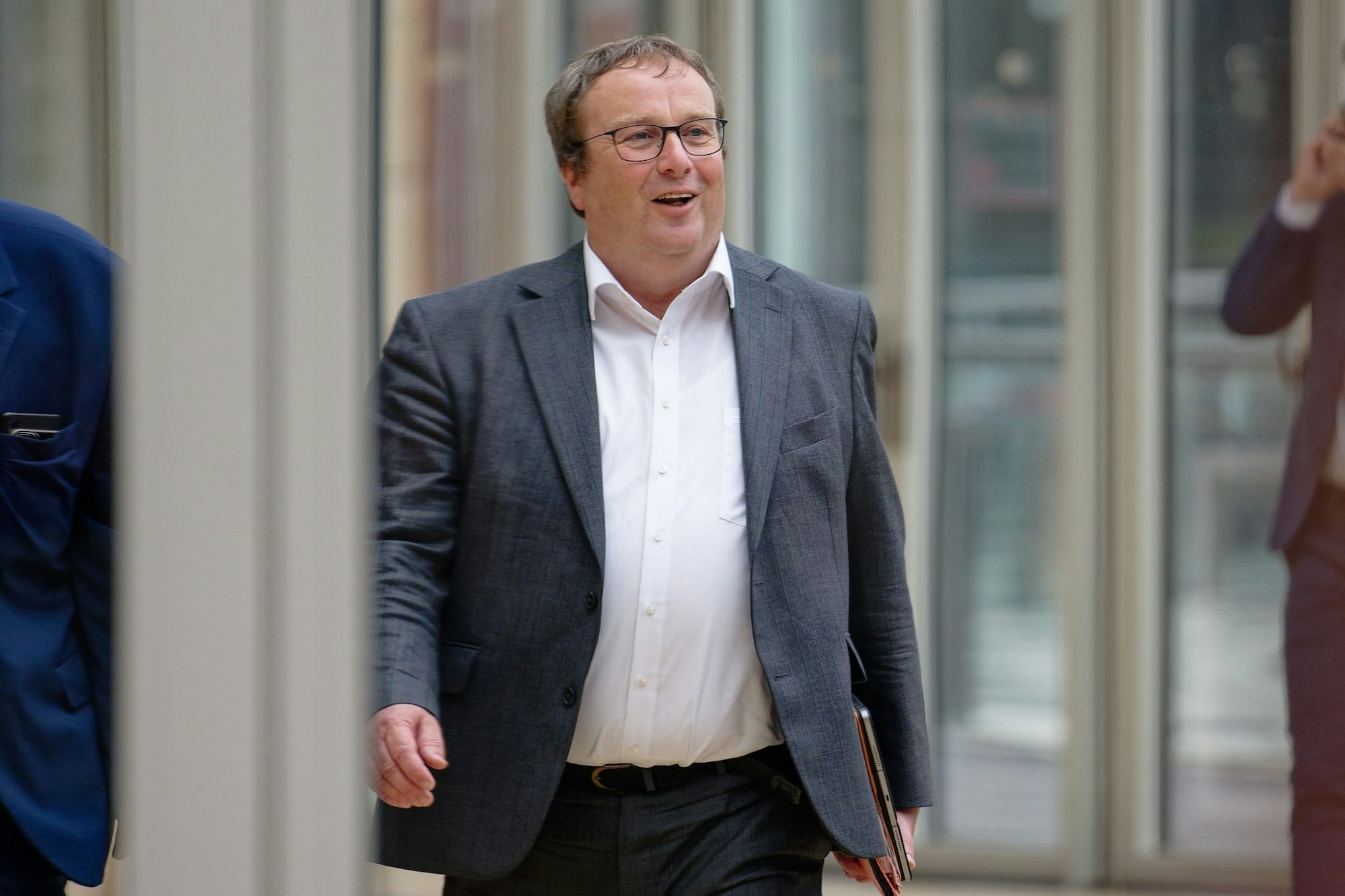 Sieht im Start der Sanierungsarbeiten ein wichtiges Signal für die Region: Verkehrsminister Oliver Krischer. (Archivbild)