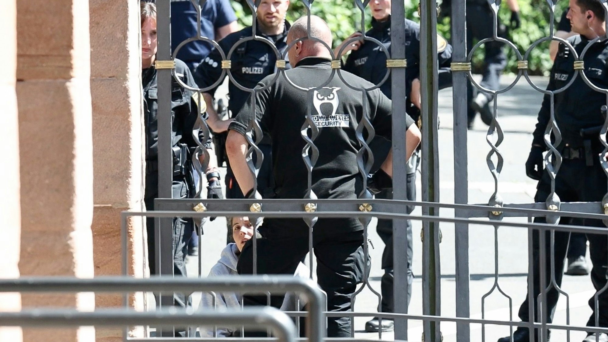 Eine Demonstrantin von Animal Rebellion wird von der Polizei und dem Sicherheitsdienst des Tiergartens nach Eindringen auf das Gelände des Tiergarten Nürnbergs festgenommen.
