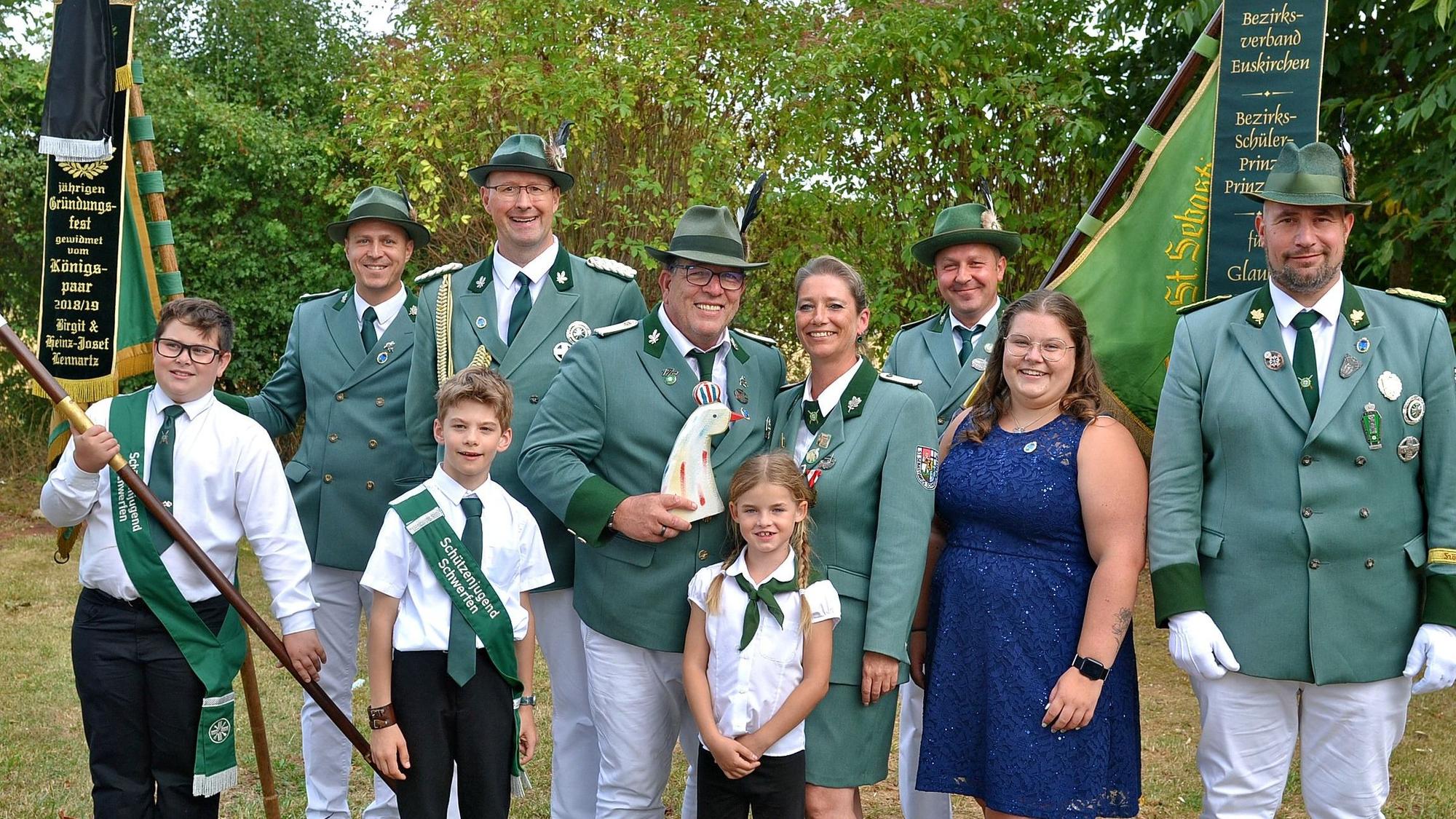 Eine Abordnung der Schützen postiert sich zum Gruppenbild mit dem neuen Schützenkönig von Schwerfen.