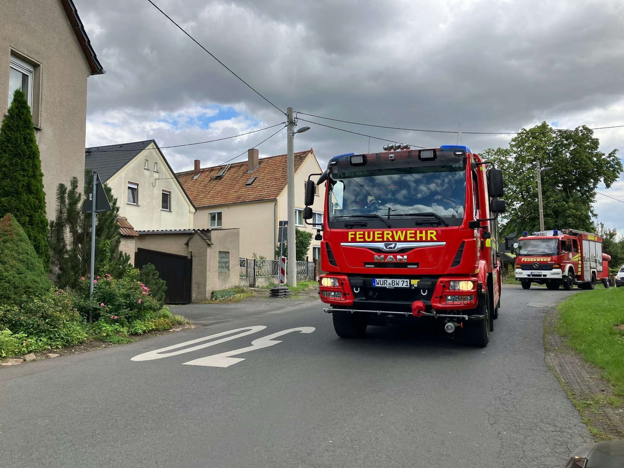 Die Feuerwehr ist schnell mit vielen Kräften vor Ort.