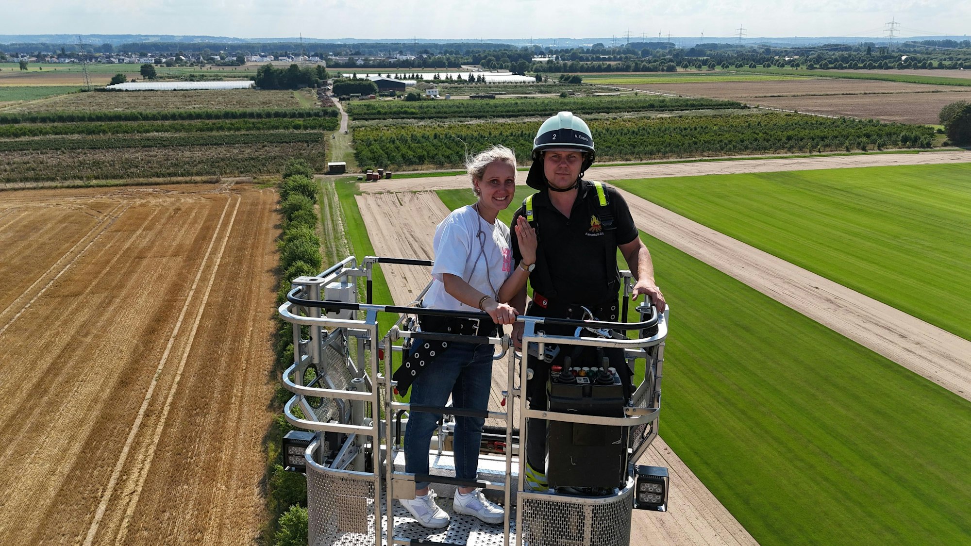 In 30 Metern Höhe konnte Michelle im Feuerwehrkorb den Antrag lesen.