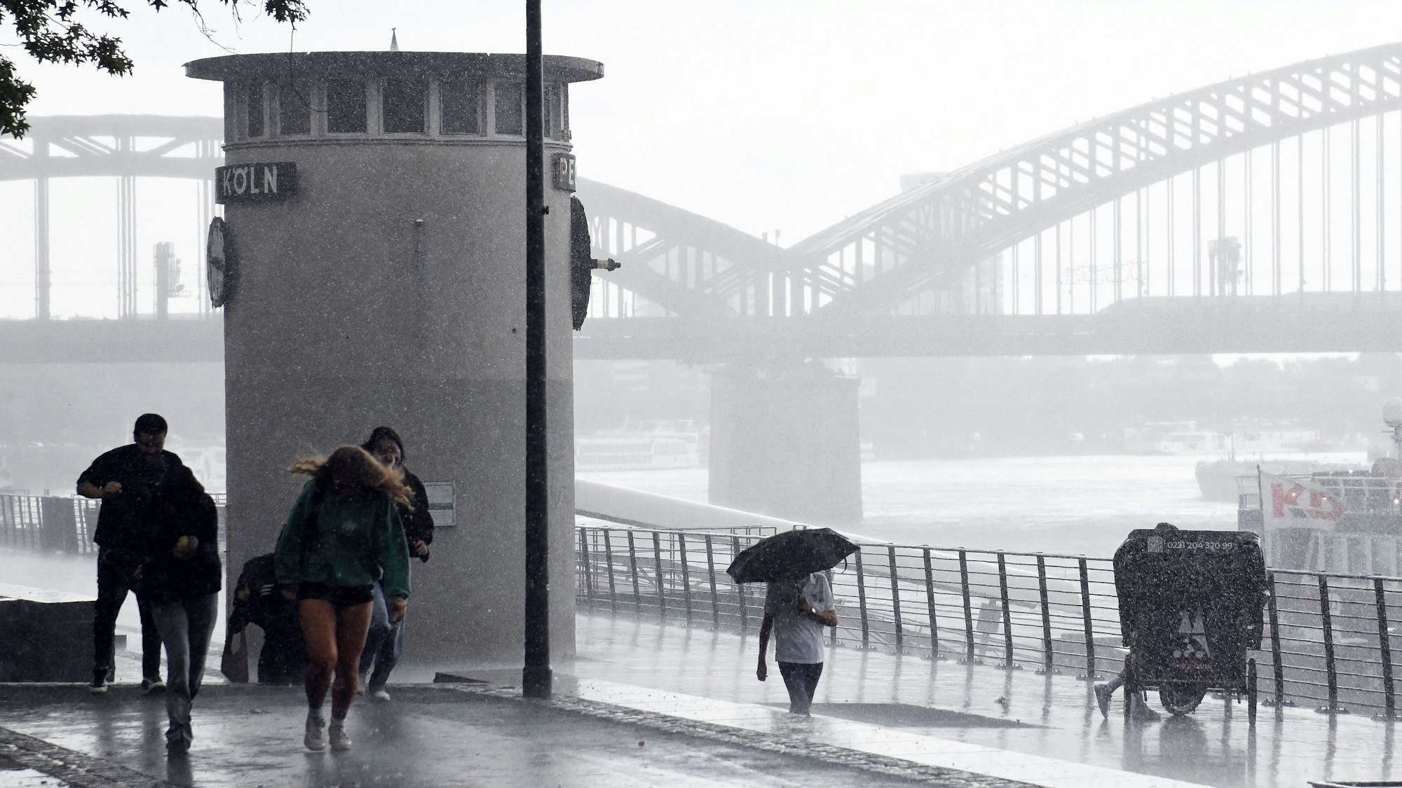 Ein kurzer, heftiger Regenschauer geht über der Frankenwerft nieder. (Archivbild)