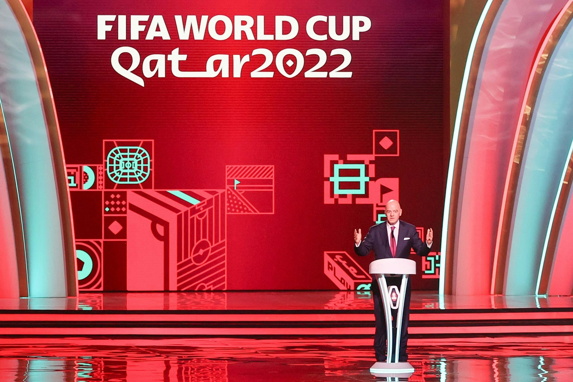 Infantino bei der WM-Auslosung 2022.