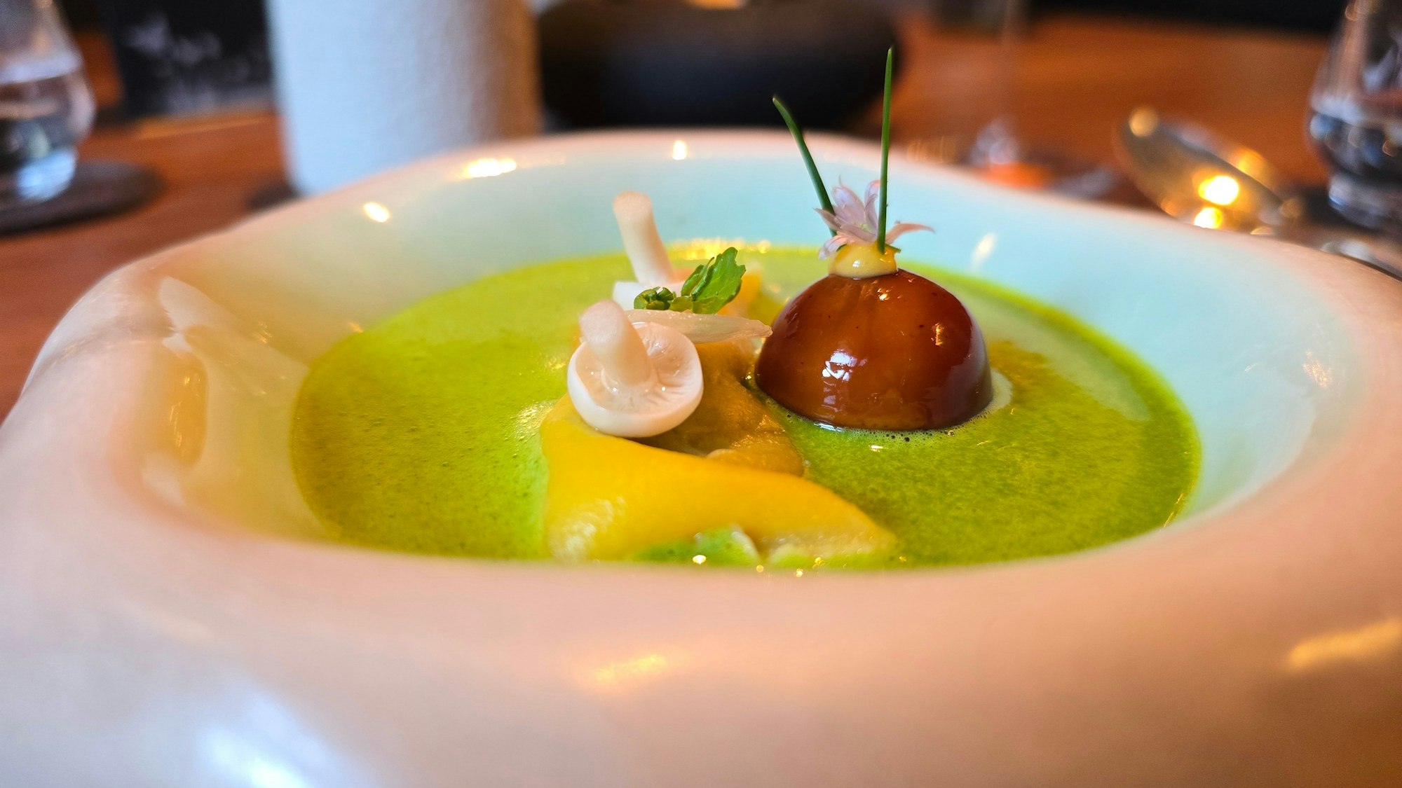 Die Brennnesselsuppe ist feinwürzig abgeschmeckt.