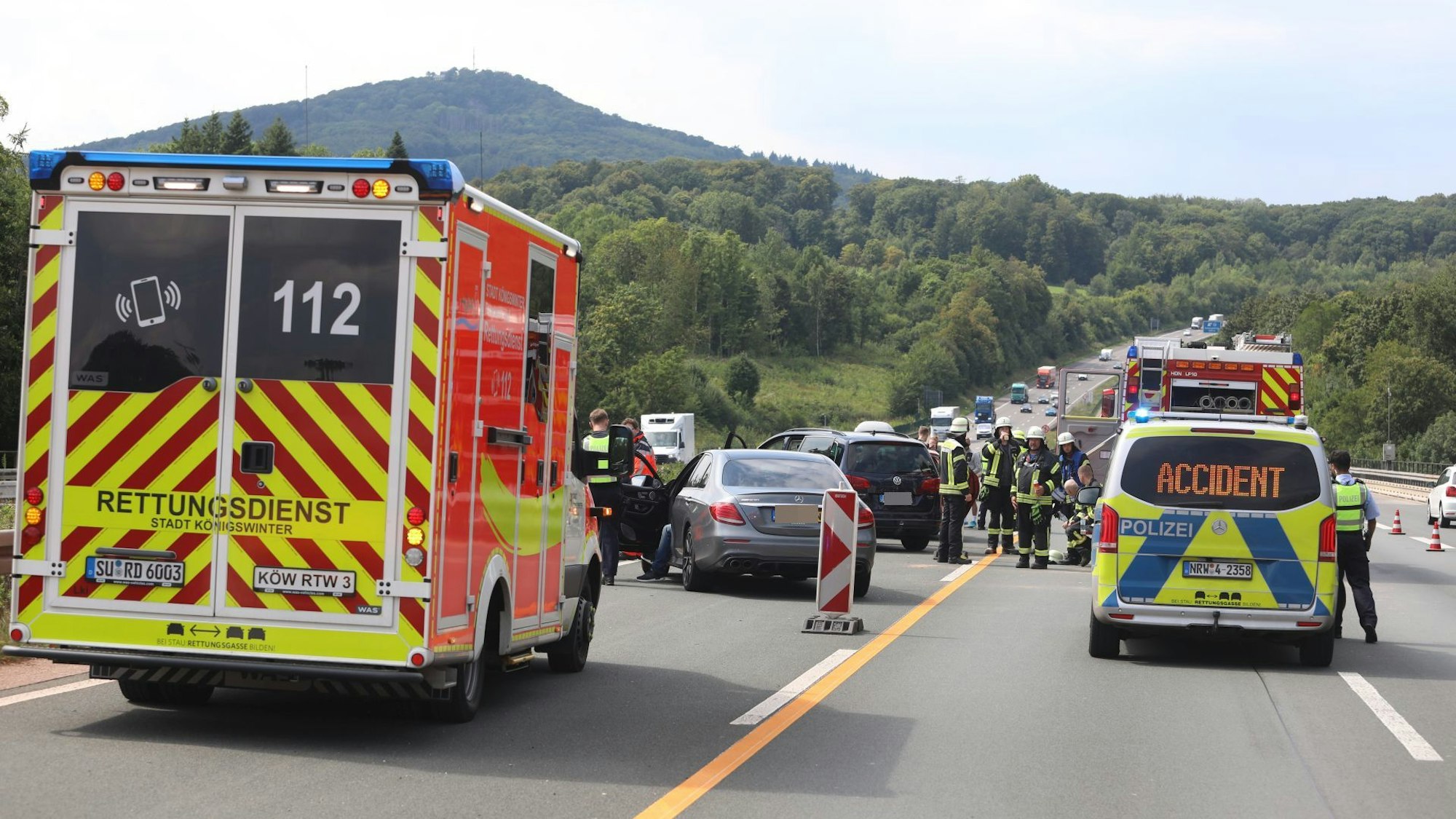 Erneut Unfall auf der A3 zu Beginn der Baustelle zwischen dden Anschlussstellen Bad Honnef/Linz und Siebengebirge Fahrtrichtung Köln. Diesmal waren fünf Fahrzeuge beteiligt, vier Menschen wurden verletzt.